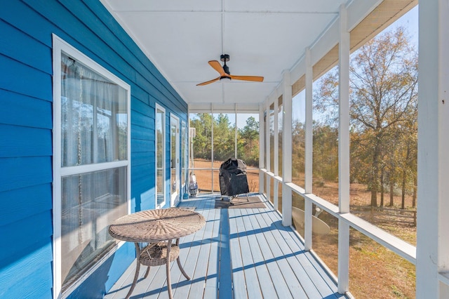 sunroom with ceiling fan