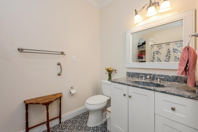 bathroom featuring a shower with curtain, tile patterned floors, toilet, vanity, and ornamental molding