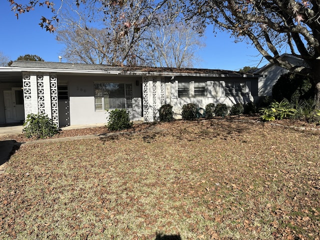 view of front of property with a front yard