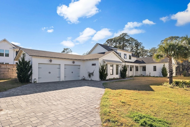 view of front facade featuring a garage and a front lawn