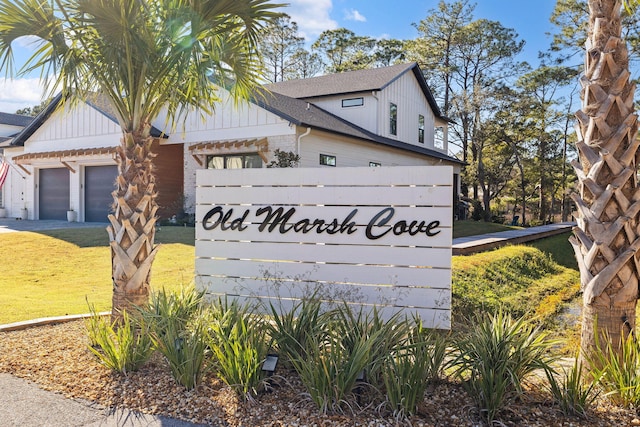 community sign with a yard