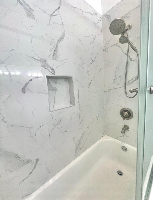 bathroom with tiled shower / bath combo