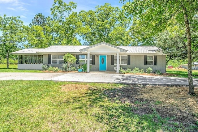 ranch-style home with a front lawn