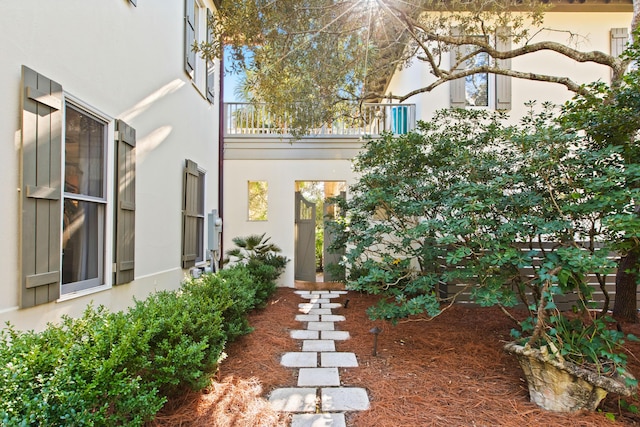 view of yard featuring a balcony