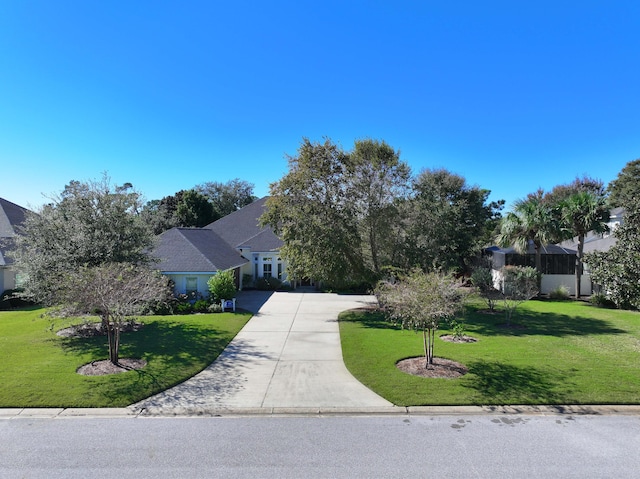 ranch-style house featuring a front lawn