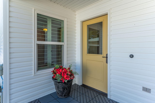 entrance to property featuring covered porch