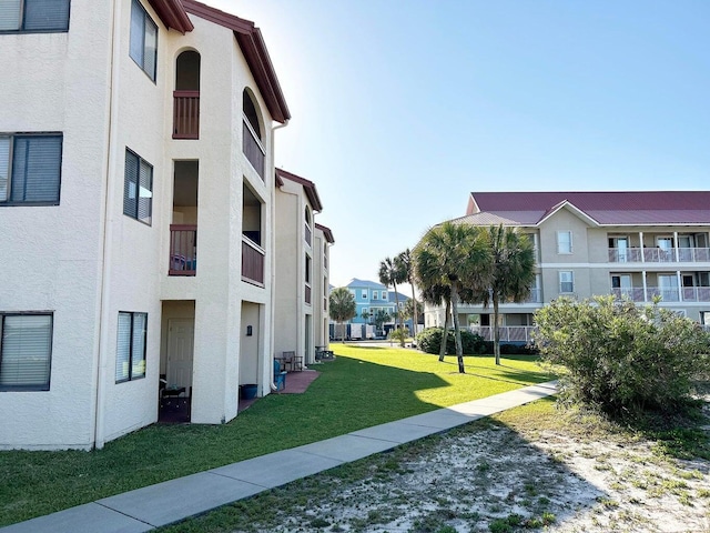 view of home's community featuring a yard