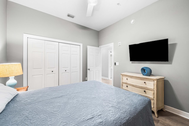 bedroom with ceiling fan, wood-type flooring, and a closet