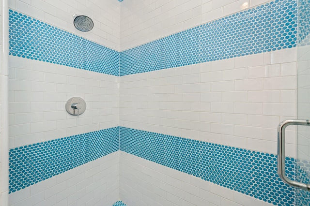 bathroom featuring tiled shower