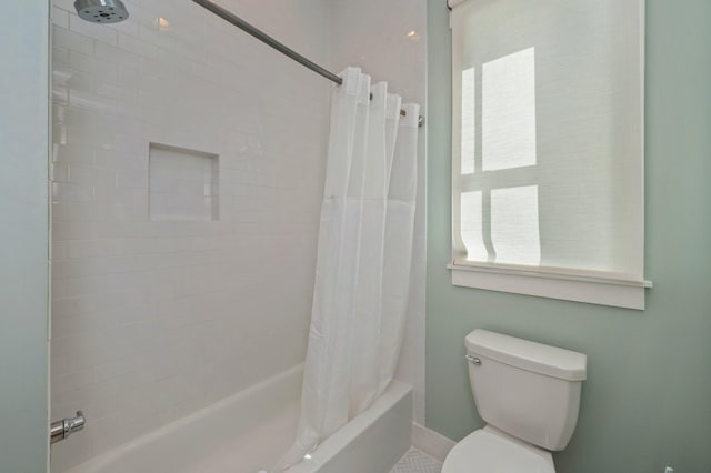 bathroom with a healthy amount of sunlight, shower / bath combo, and toilet