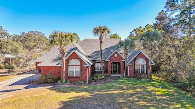 view of front of house featuring a front yard