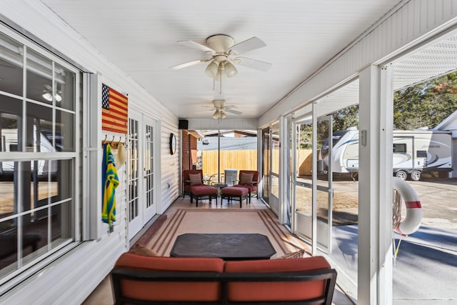 sunroom with ceiling fan