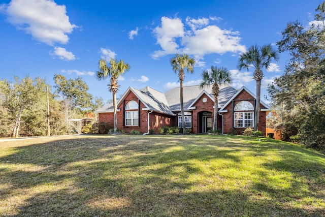 view of front of home featuring a front yard