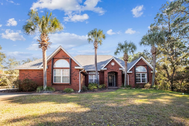 view of front facade with a front yard