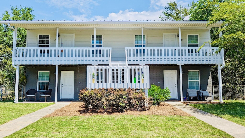 view of front of home featuring a front lawn