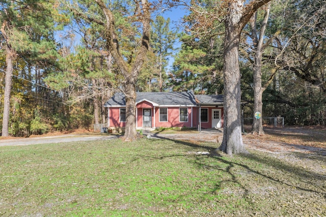 view of front of house featuring a front yard