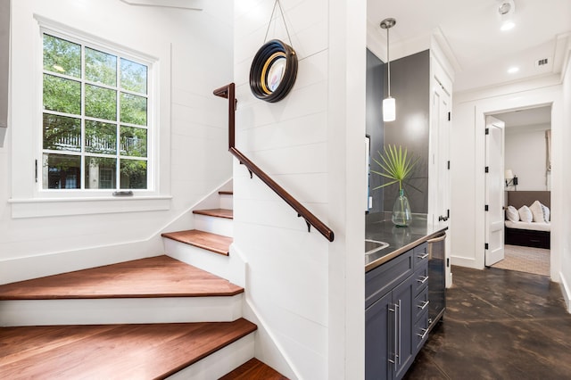 staircase featuring concrete floors