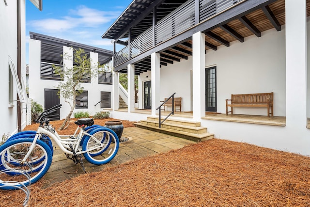 view of yard featuring a patio area