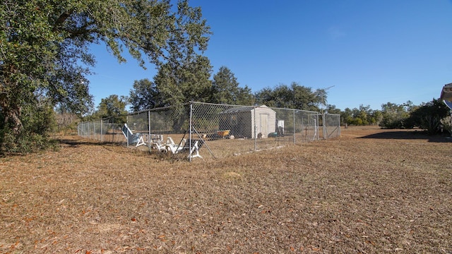 view of yard featuring an outbuilding