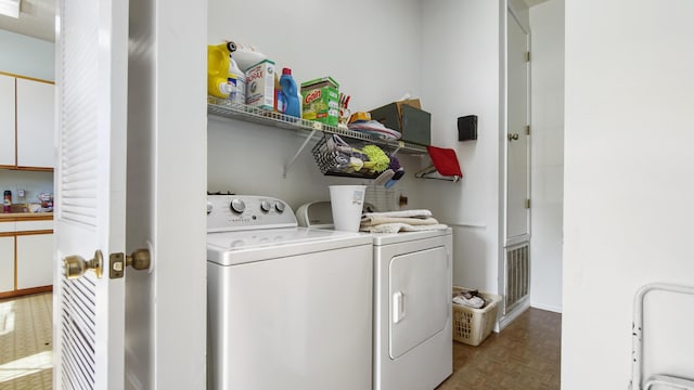 laundry room featuring parquet floors and independent washer and dryer