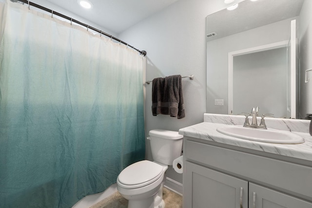 bathroom featuring a shower with shower curtain, vanity, and toilet