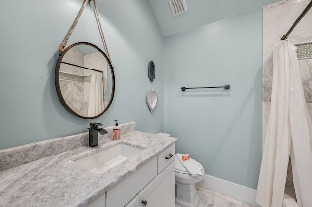 bathroom featuring a shower with shower curtain, vanity, and toilet