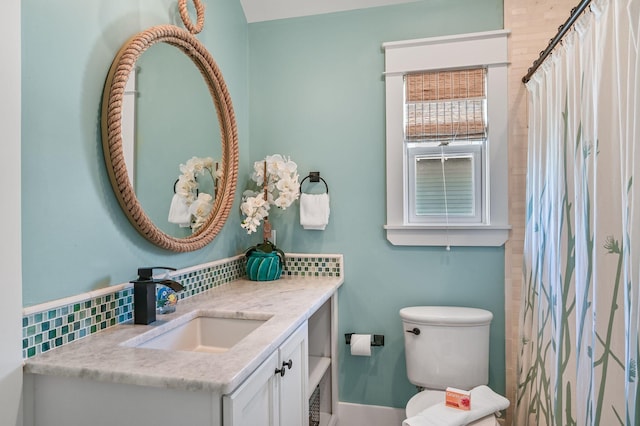 bathroom featuring a shower with shower curtain, vanity, toilet, and tasteful backsplash