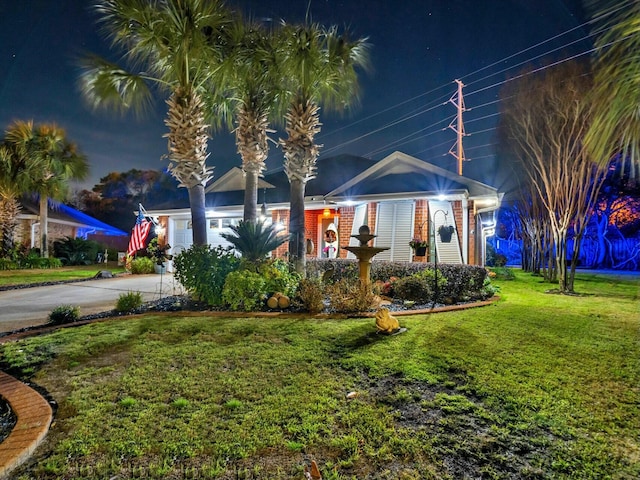 view of front of property featuring a front yard