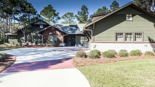 view of front of home featuring a front yard