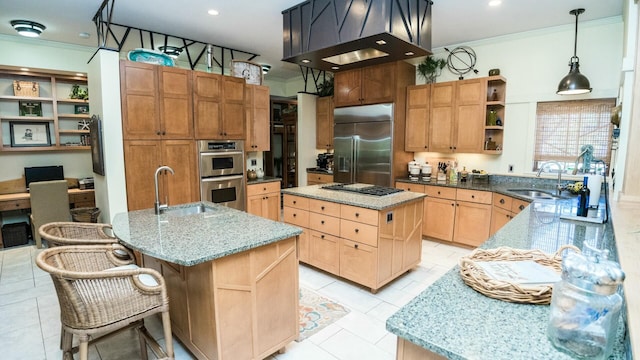 kitchen with hanging light fixtures, sink, ornamental molding, an island with sink, and appliances with stainless steel finishes