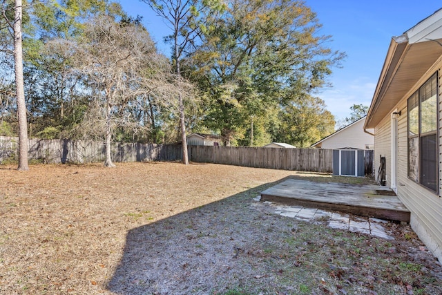 view of yard featuring a storage shed