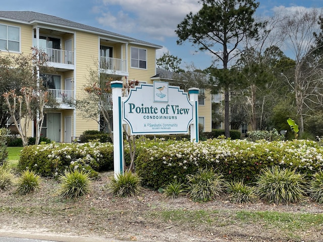 view of community / neighborhood sign