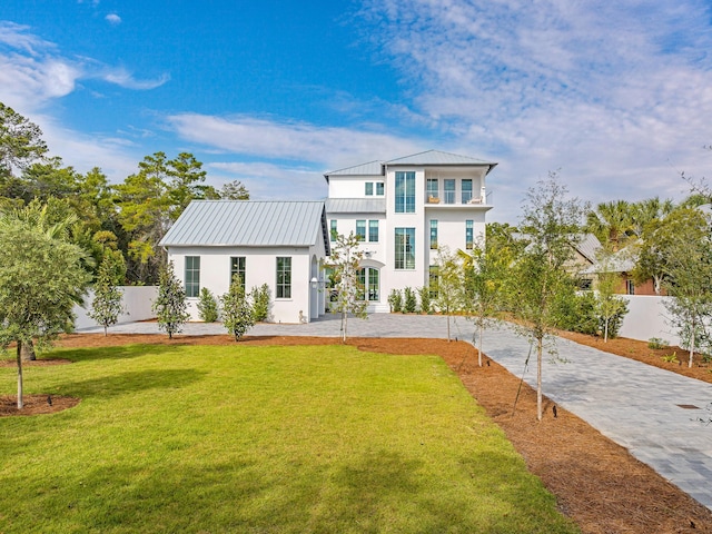 view of front of home featuring a front yard