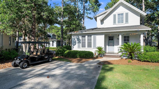 view of front of house featuring a front lawn