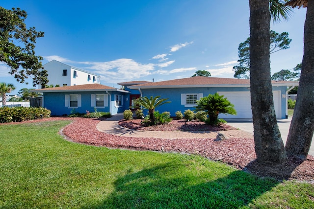 view of front of property featuring a front yard and a garage