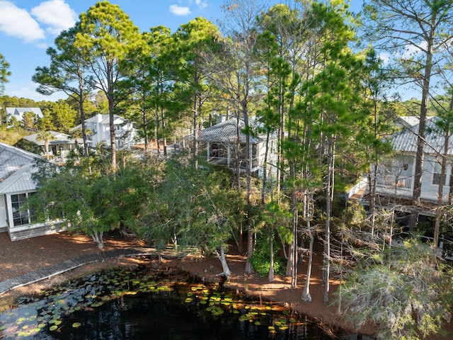 view of yard featuring a water view