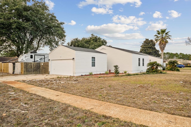 view of front of property featuring a front yard and a garage