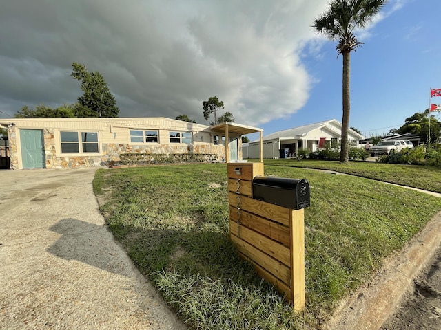 view of front of house featuring a front yard