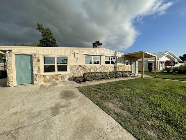 view of front of property with a front yard and a carport