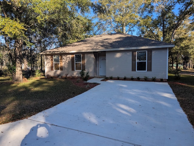 single story home featuring a front lawn