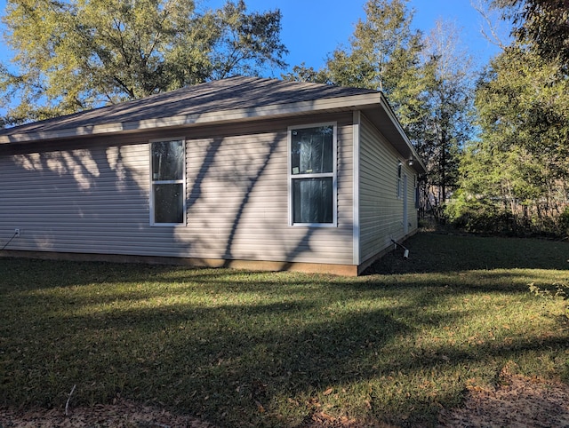 view of side of property featuring a lawn