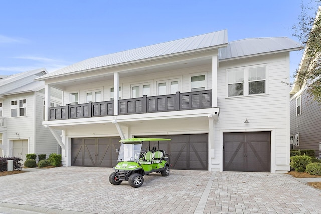 view of front of property featuring a balcony