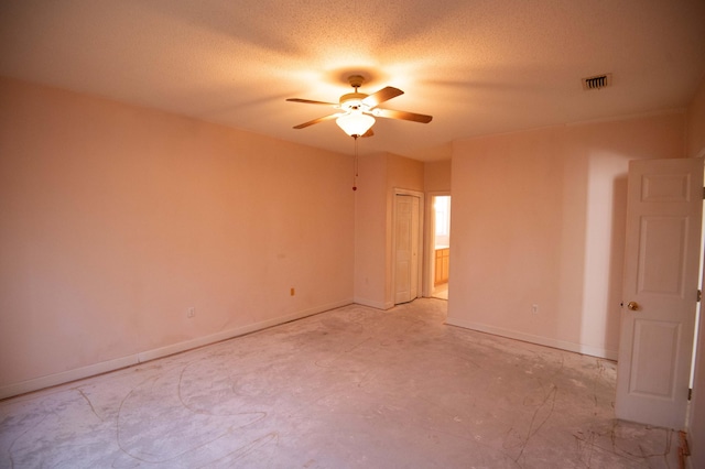 unfurnished room featuring ceiling fan and a textured ceiling