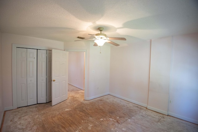 unfurnished bedroom with ceiling fan and a closet