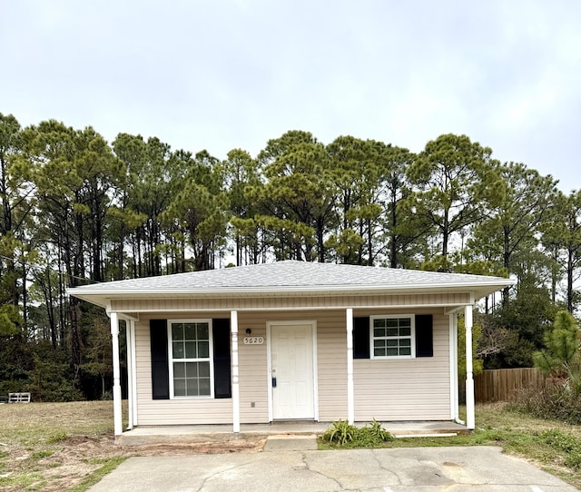 view of front of property featuring covered porch