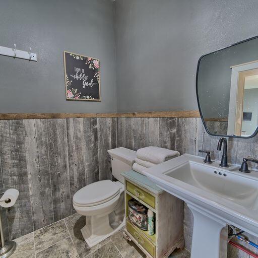 bathroom featuring toilet