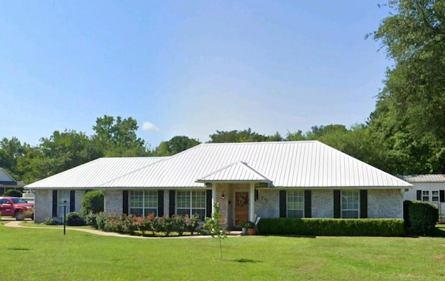 ranch-style home featuring a front yard