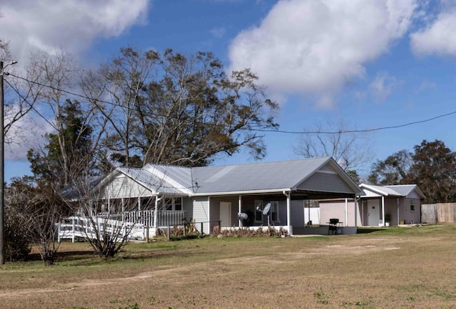 view of front of house with a porch and a front yard