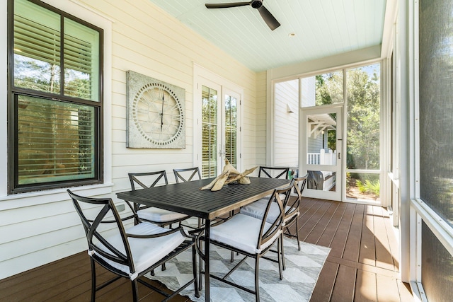 sunroom with ceiling fan