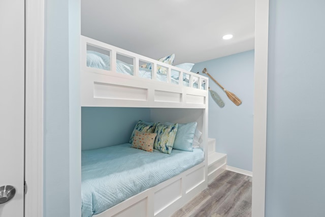 bedroom featuring light wood finished floors, recessed lighting, and baseboards